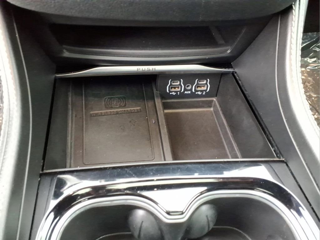 Used 2024 Chrysler Pacifica Premium FWD image 13