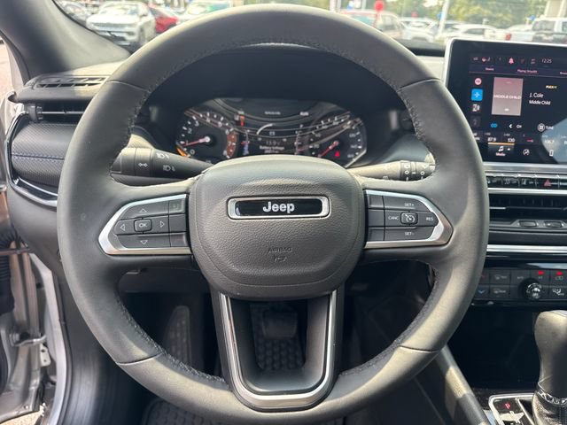 Used 2025 Jeep Compass Latitude w/ Convenience Group AWD/4WD image 19