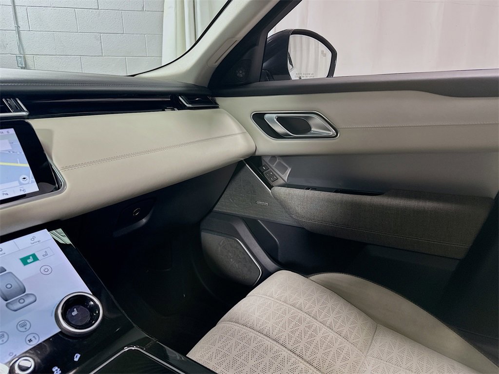 Used 2019 Land Rover Range Rover Velar R-Dynamic SE image 26