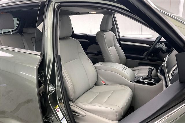 Used 2015 Toyota Highlander XLE AWD/4WD image 7