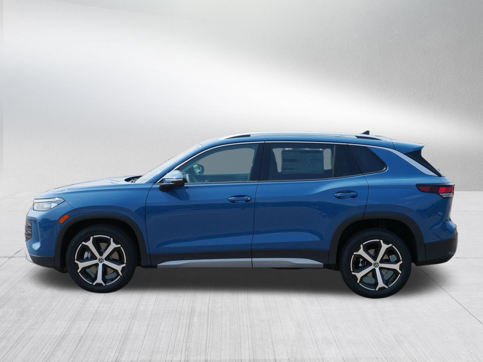 Certified 2025 Volkswagen Tiguan SE image 3