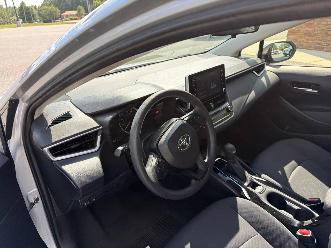 Used 2020 Toyota Corolla LE FWD image 4