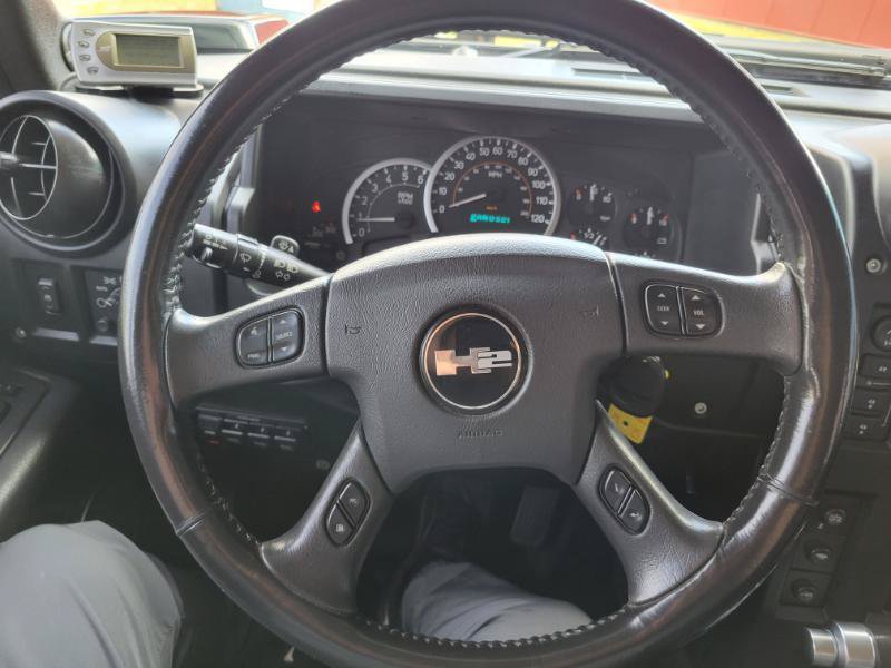 Used 2005 HUMMER H2 SUT w/ Preferred Equipment Group AWD/4WD image 34