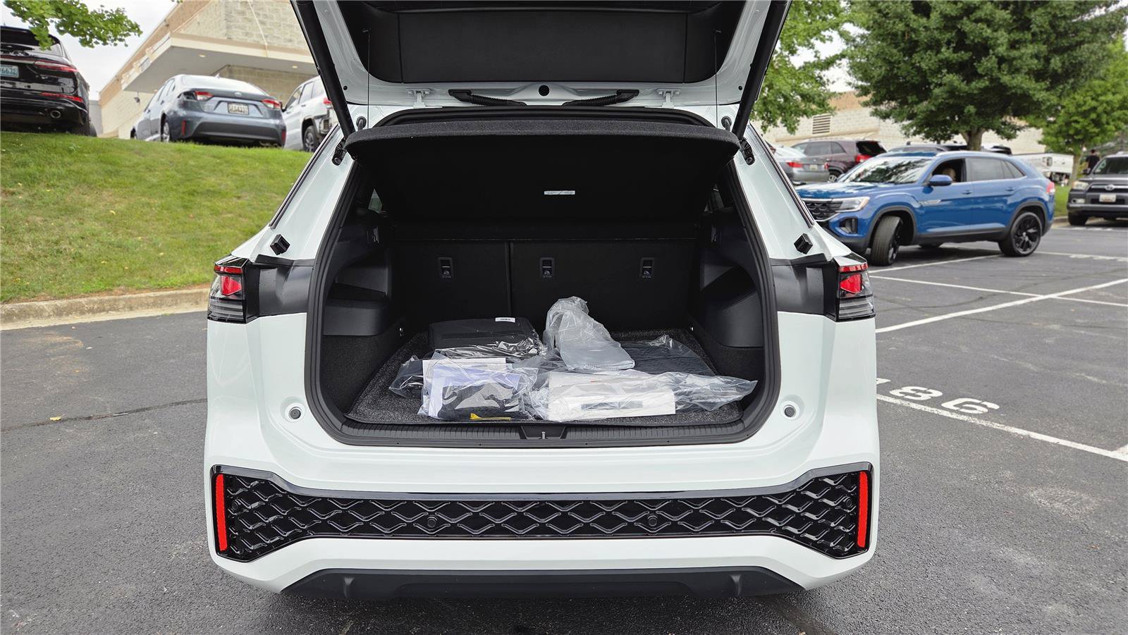 New 2026 Volkswagen Tiguan SEL R-Line AWD/4WD image 5