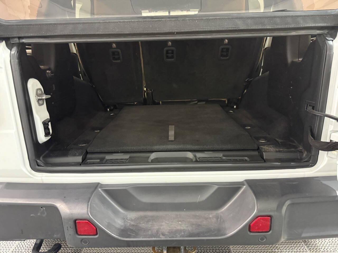 Used 2018 Jeep Wrangler Unlimited Sport S image 31