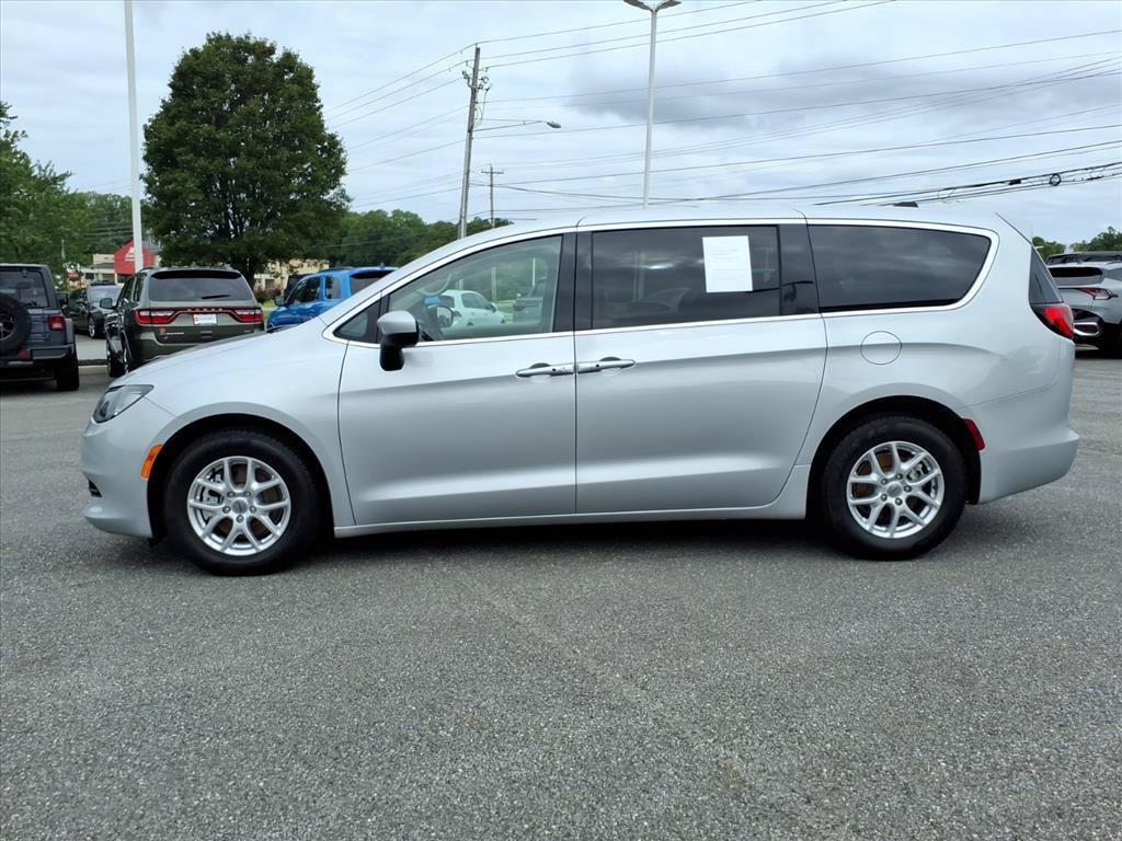 Used 2023 Chrysler Voyager LX FWD image 3