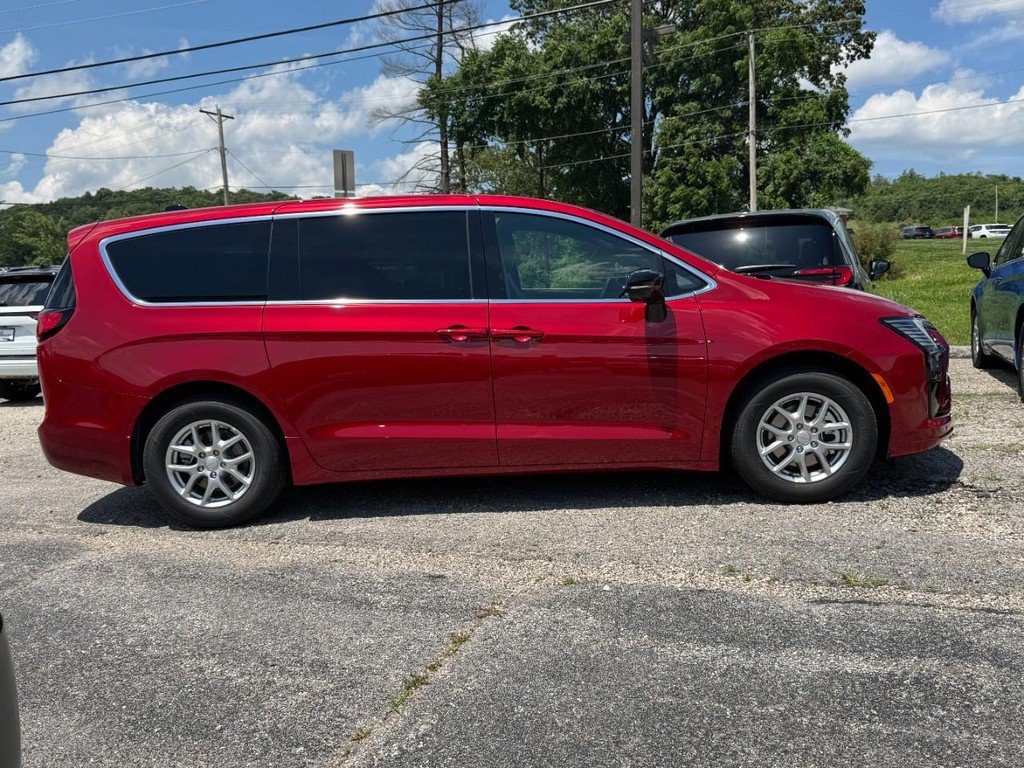 New 2027 Chrysler Pacifica Select FWD image 2
