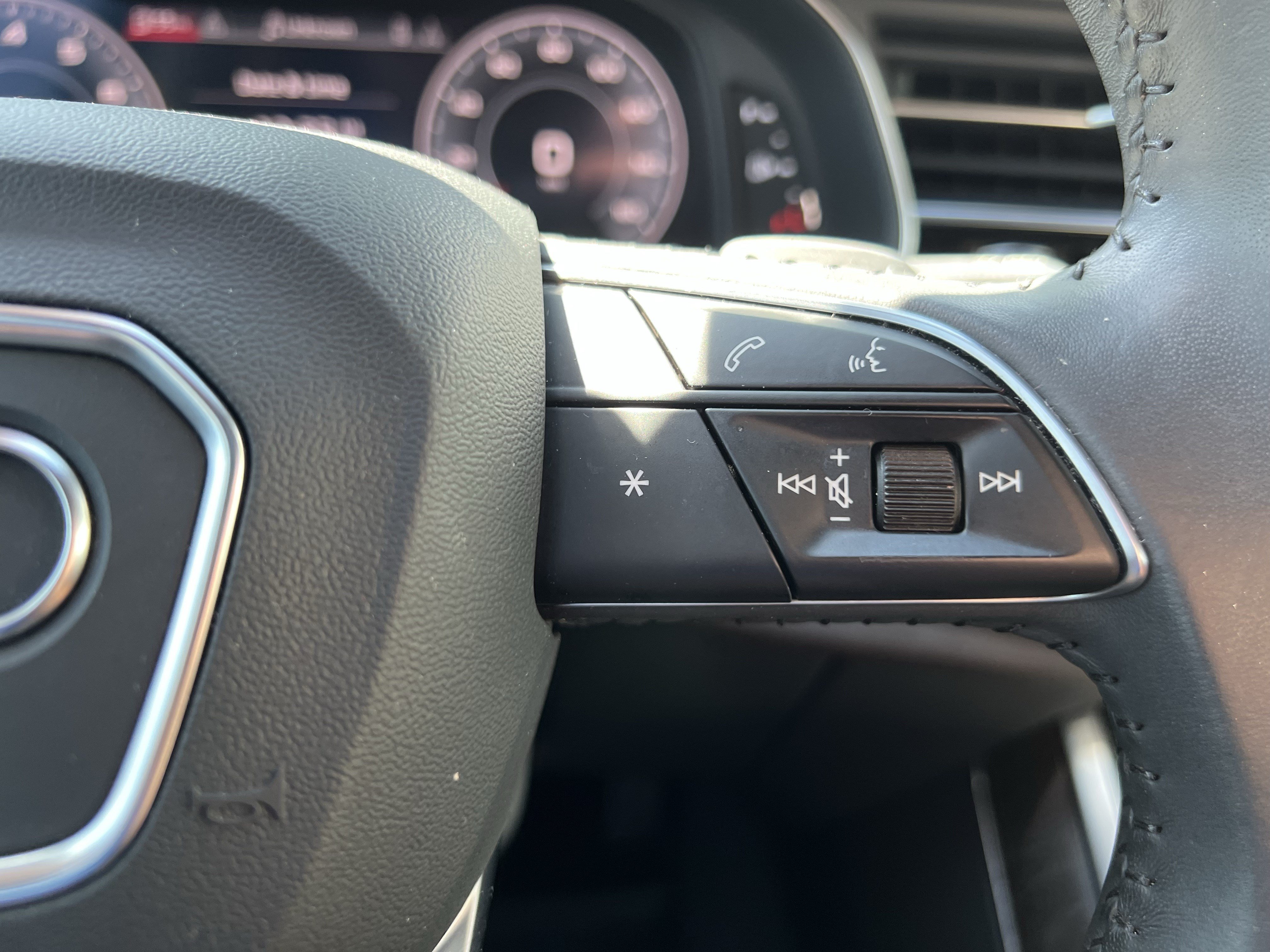Used 2019 Audi Q8 Premium Plus w/ Premium Plus AWD/4WD image 20