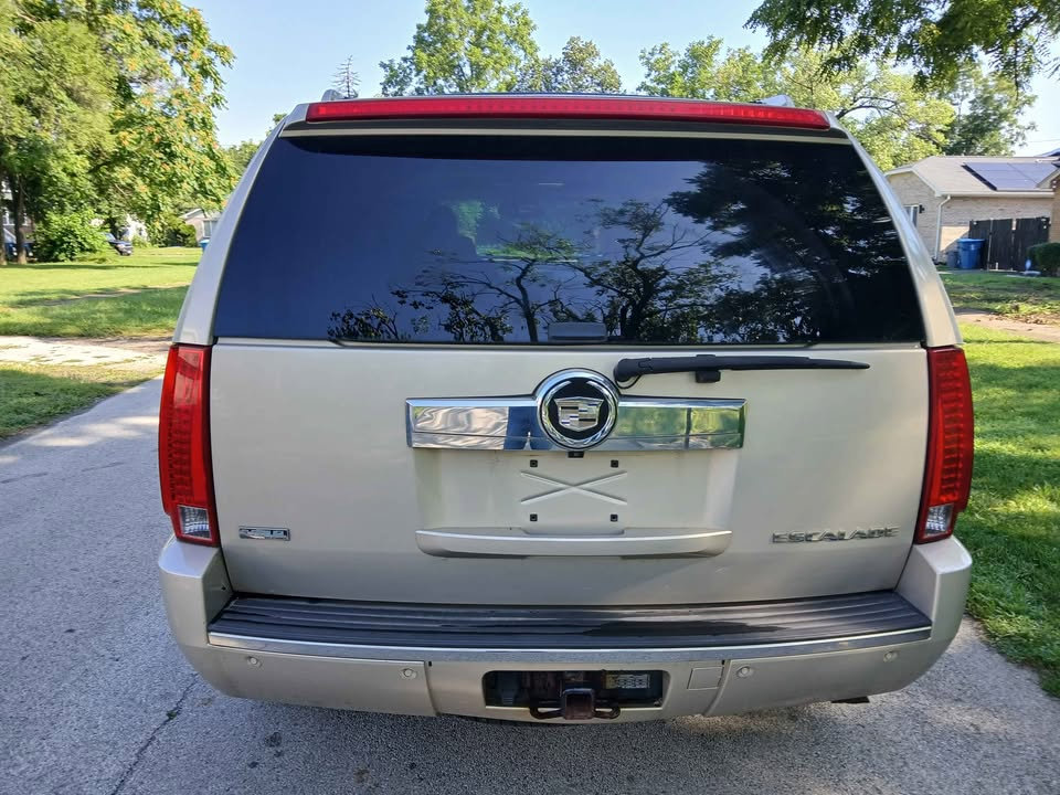 Used 2011 Cadillac Escalade Luxury image 8
