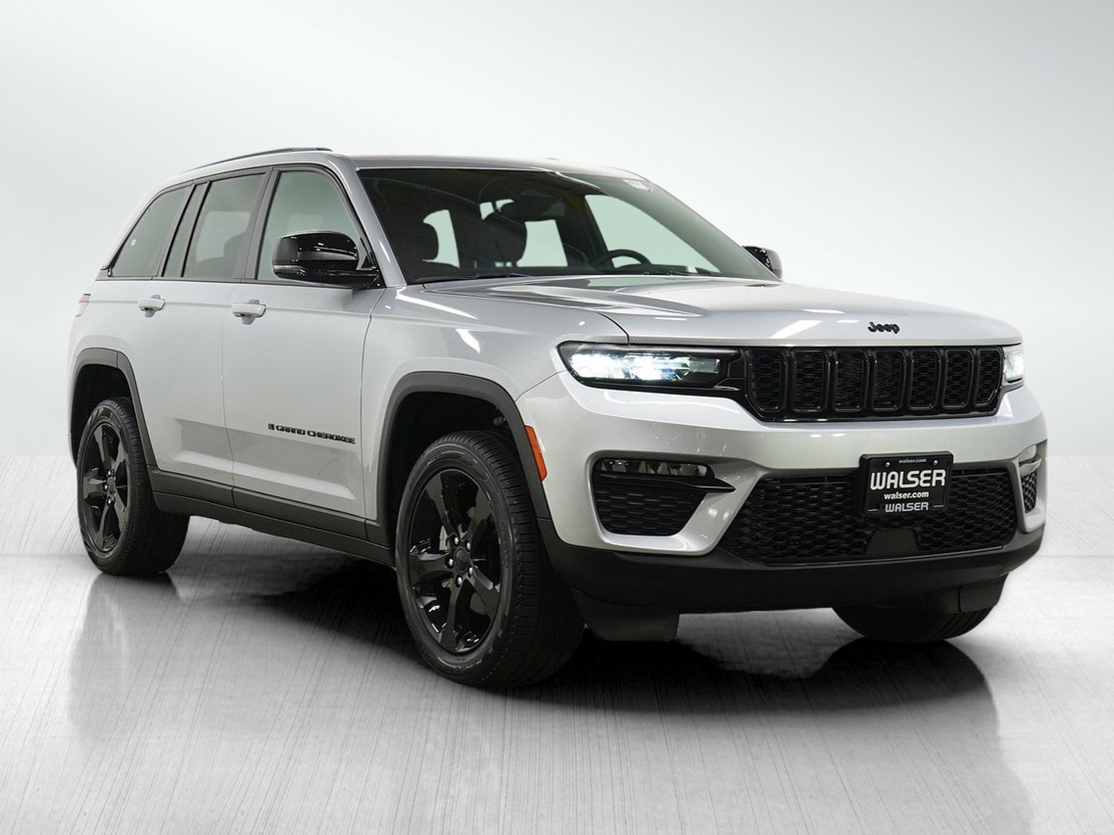 Used 2024 Jeep Grand Cherokee Limited w/ Black Appearance Package AWD/4WD image 7