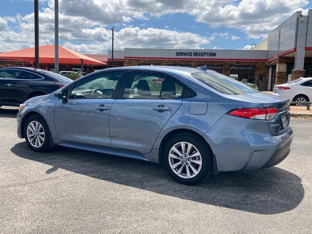 Used 2026 Toyota Corolla LE w/ LE Premium Package FWD image 5