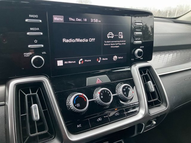 Used 2023 Kia Sorento LX image 2