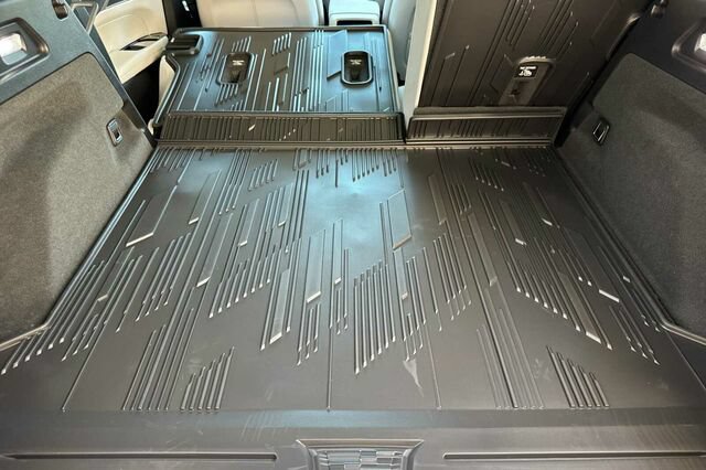 New 2026 Cadillac Lyriq Sport w/ LPO, Floor Liner Package AWD/4WD image 15