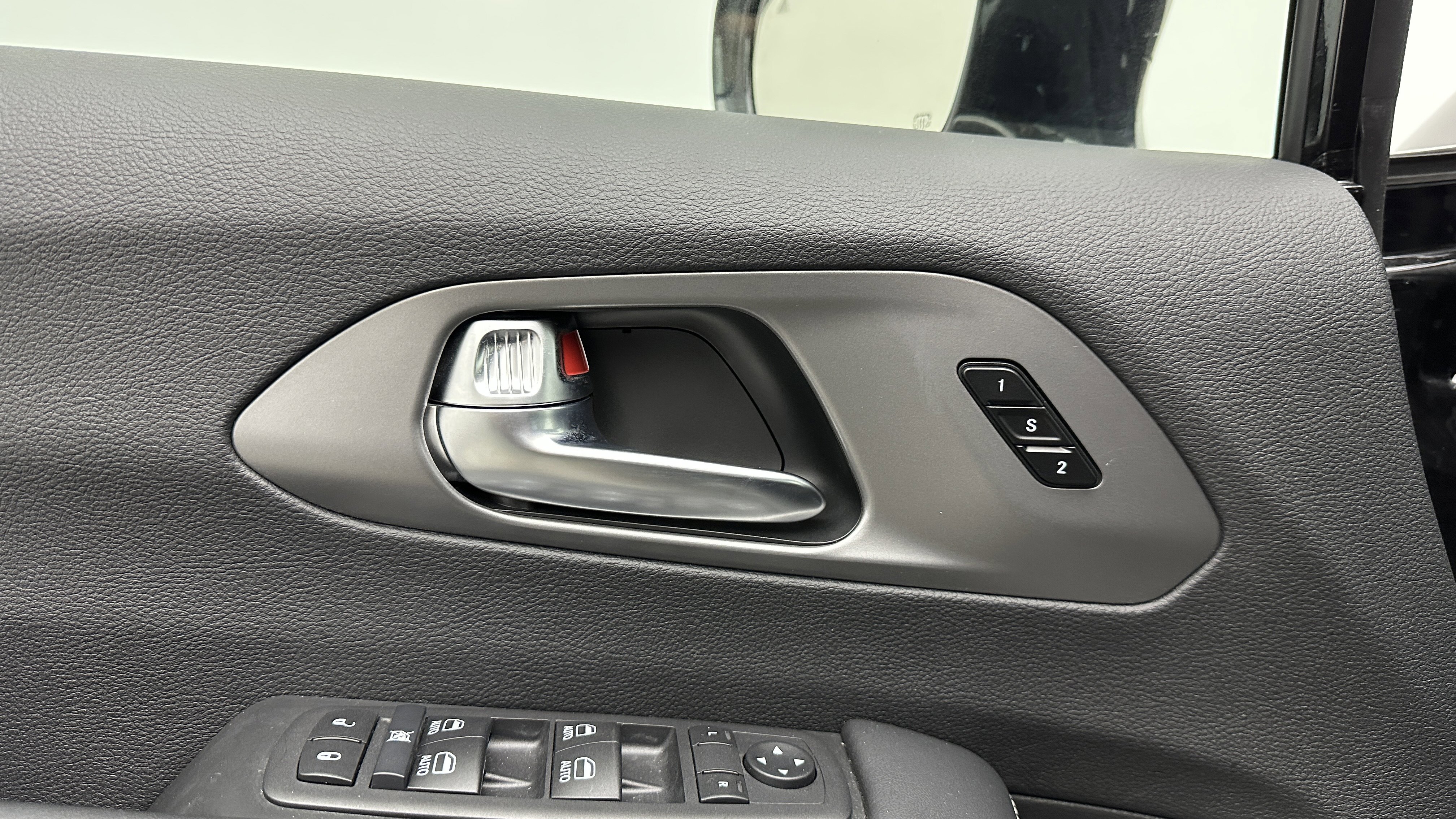 Used 2025 Chrysler Pacifica Select image 13