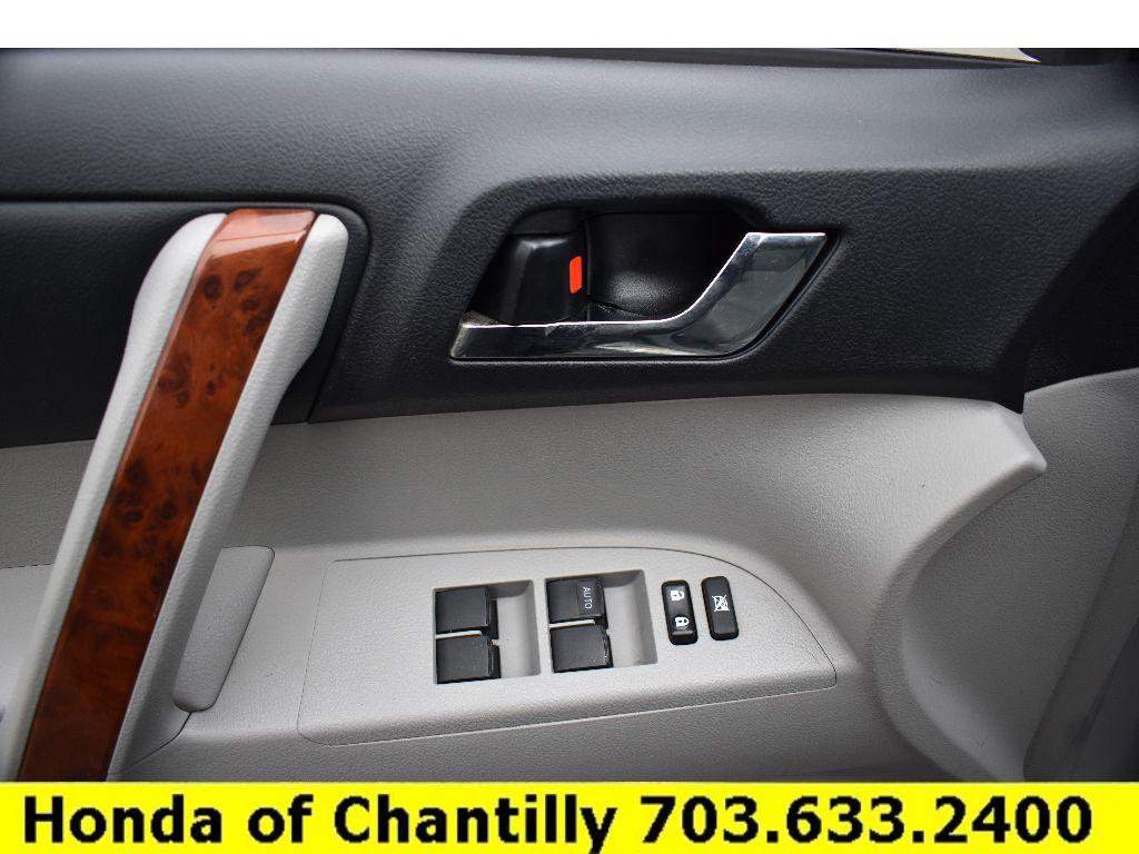 Used 2013 Toyota Highlander Limited image 23