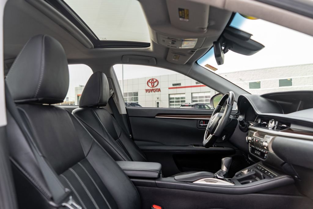 Used 2017 Lexus ES 350 w/ Luxury Package image 12