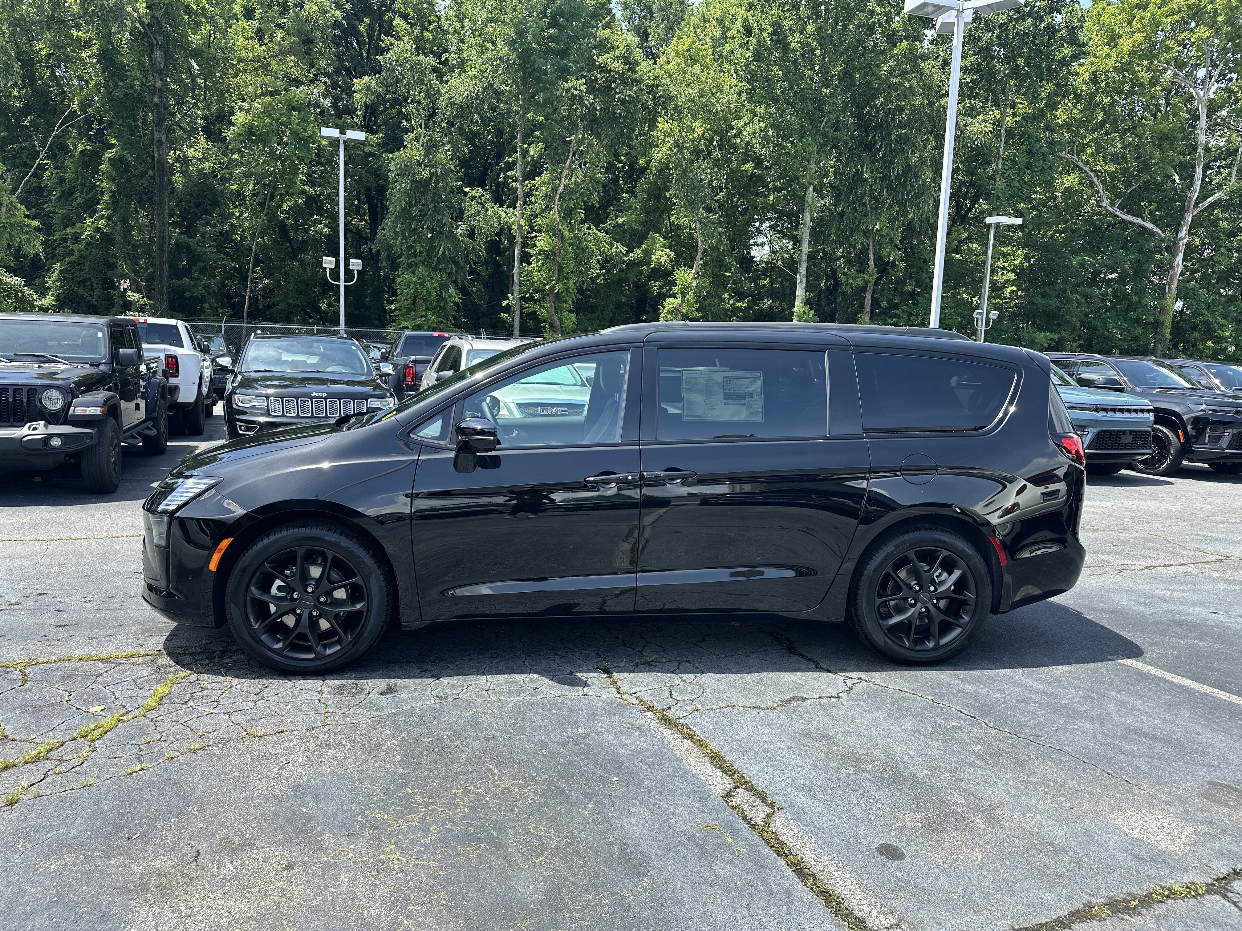 New 2027 Chrysler Pacifica Limited FWD image 6