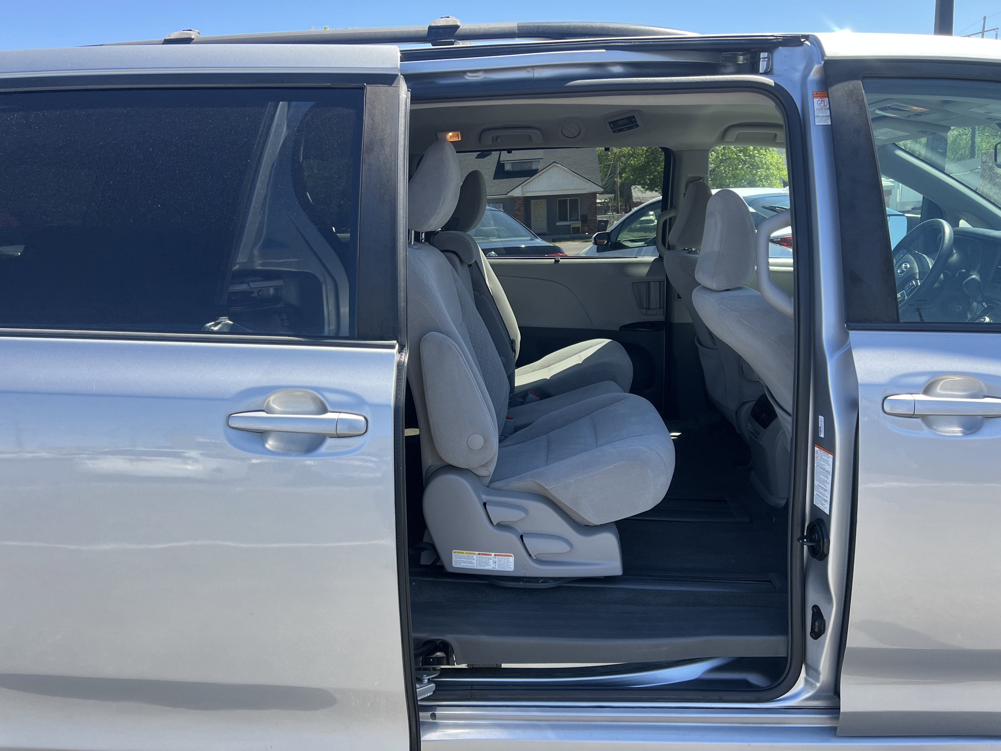 Used 2018 Toyota Sienna LE w/ Carpet Mat Package FWD image 9