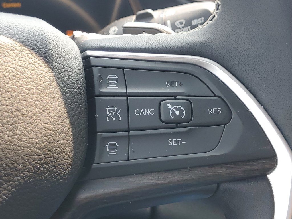 Used 2023 Jeep Grand Cherokee Limited AWD/4WD image 23