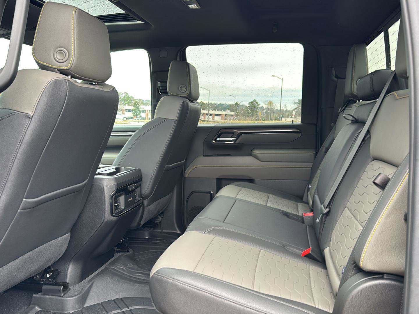 Used 2024 Chevrolet Silverado 2500 ZR2 w/ Technology Package image 9