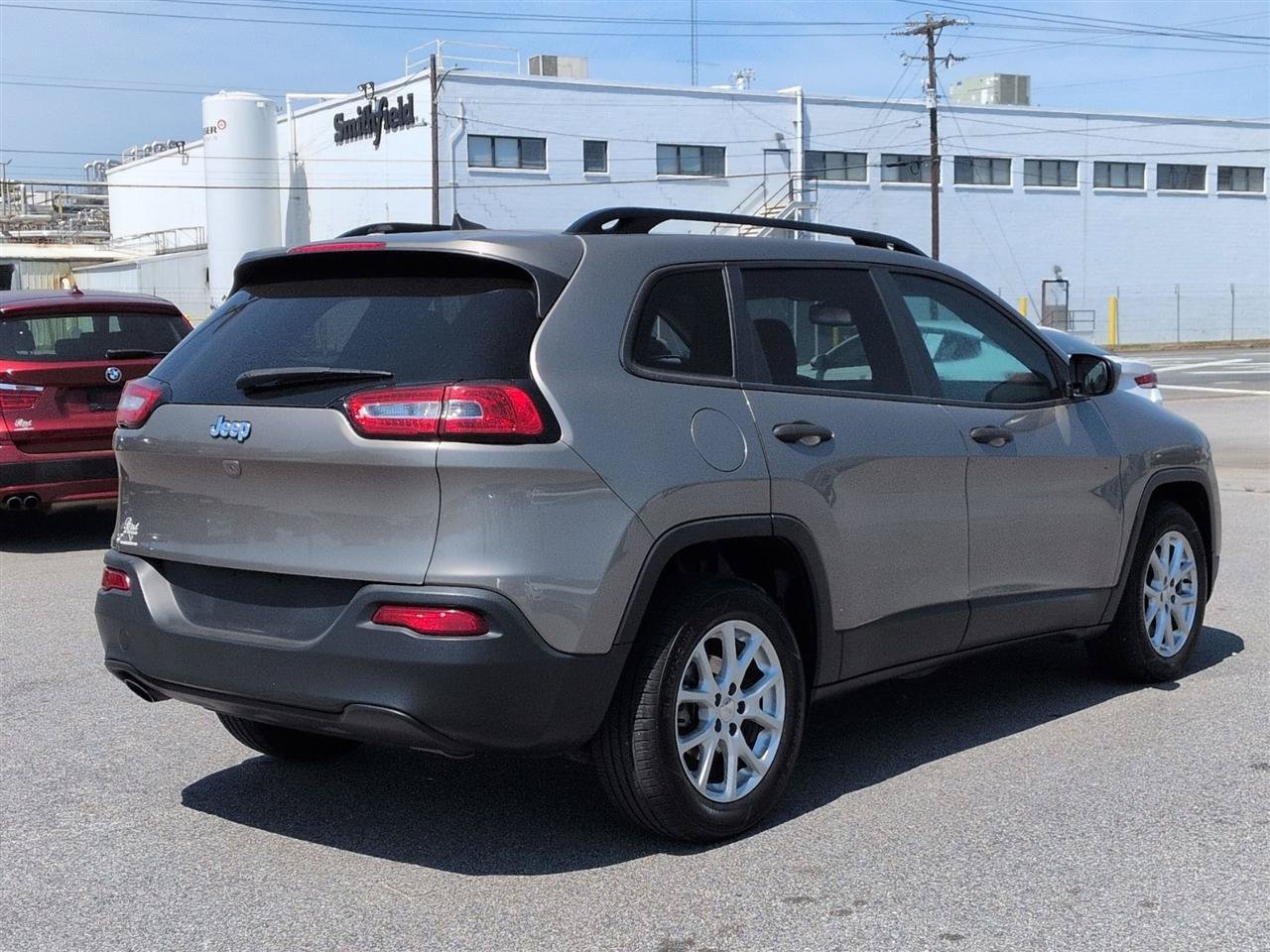 Used 2017 Jeep Cherokee Sport FWD image 3