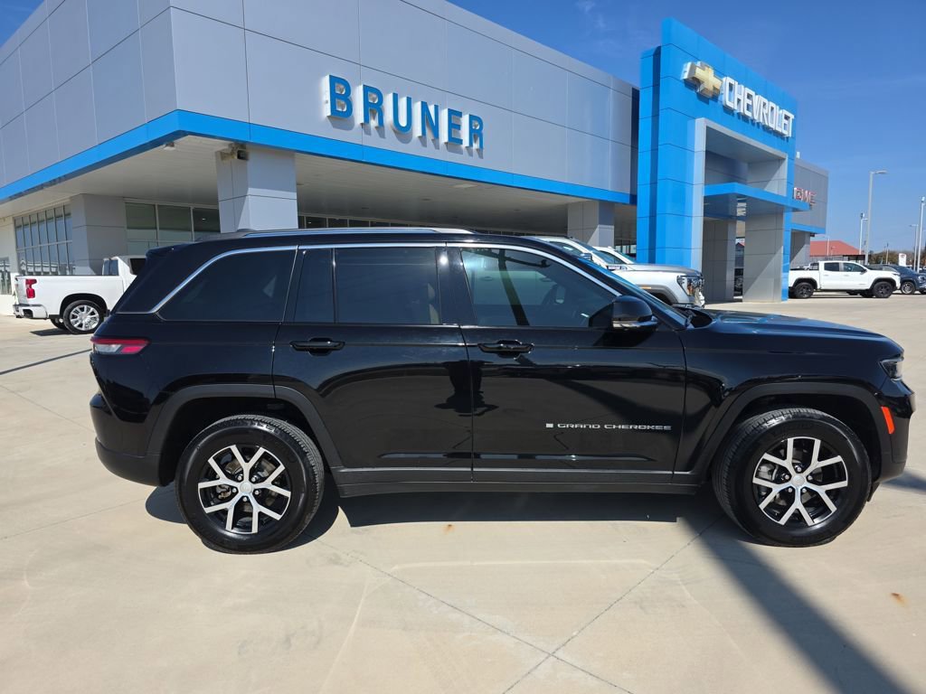 Used 2023 Jeep Grand Cherokee Limited w/ Luxury Tech Group II image 21