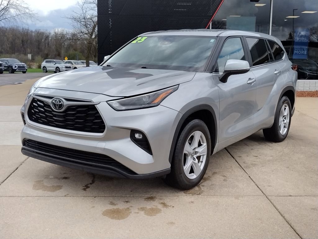 Used 2023 Toyota Highlander LE FWD image 1