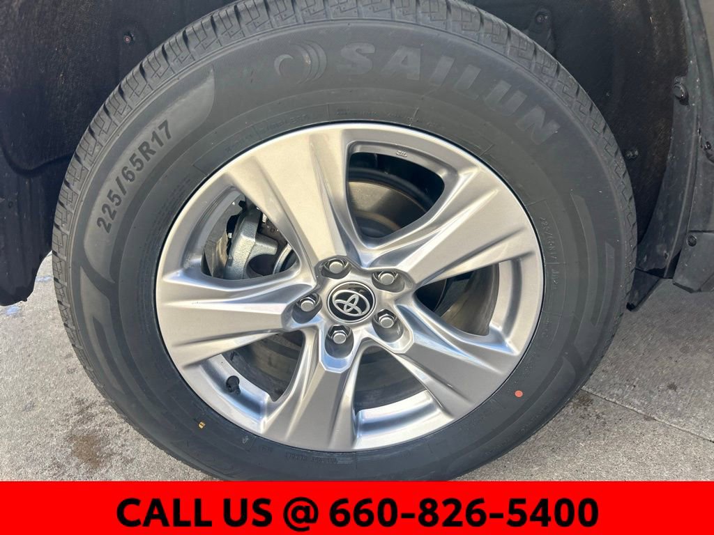 Used 2025 Toyota RAV4 XLE image 5