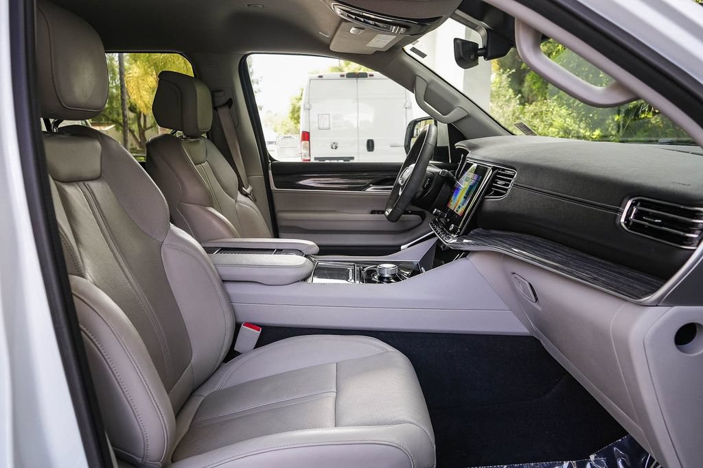 Used 2022 Jeep Wagoneer Series II RWD image 16