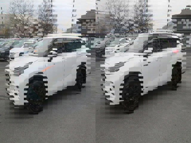 Used 2021 Toyota Highlander XLE image 3