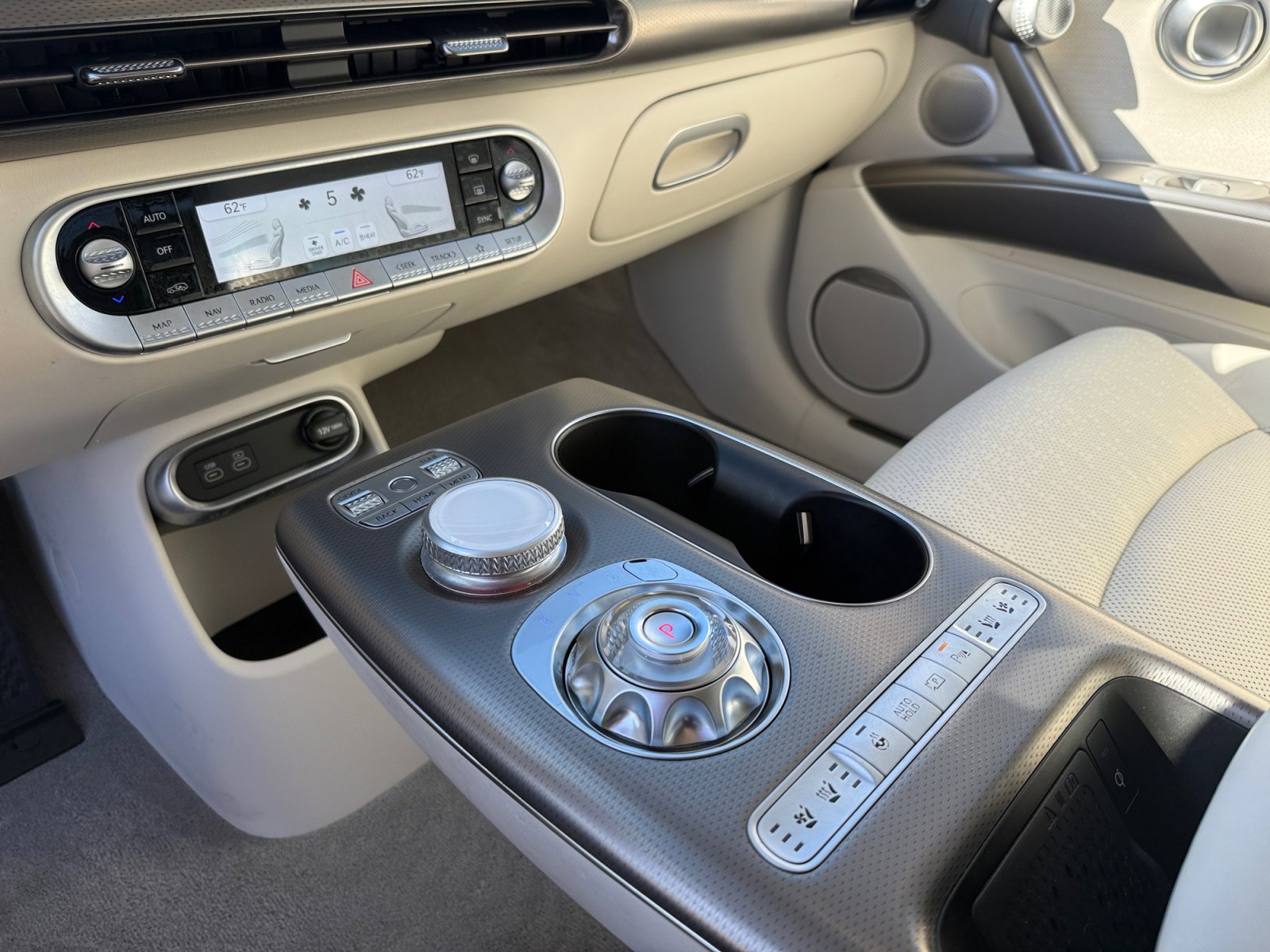 Used 2023 Genesis GV60 Advanced image 13