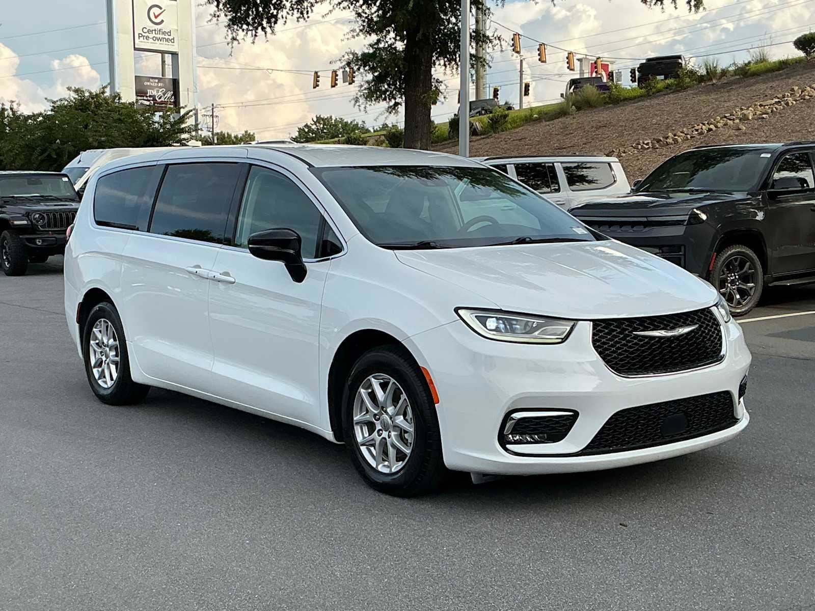 Used 2024 Chrysler Pacifica Touring-L FWD image 7