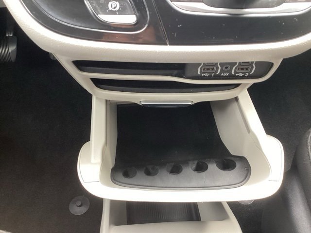 Used 2022 Chrysler Voyager LX image 23