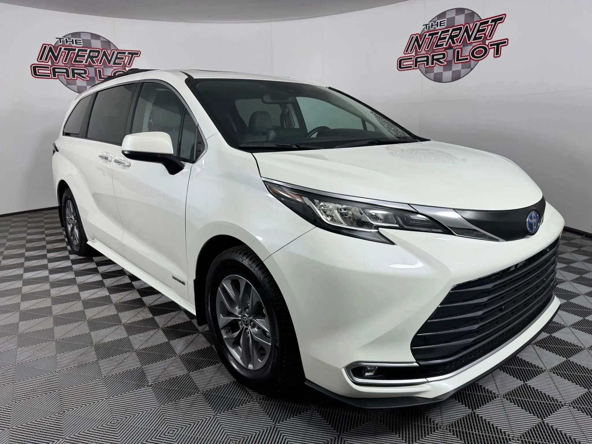 Used 2021 Toyota Sienna XLE image 9