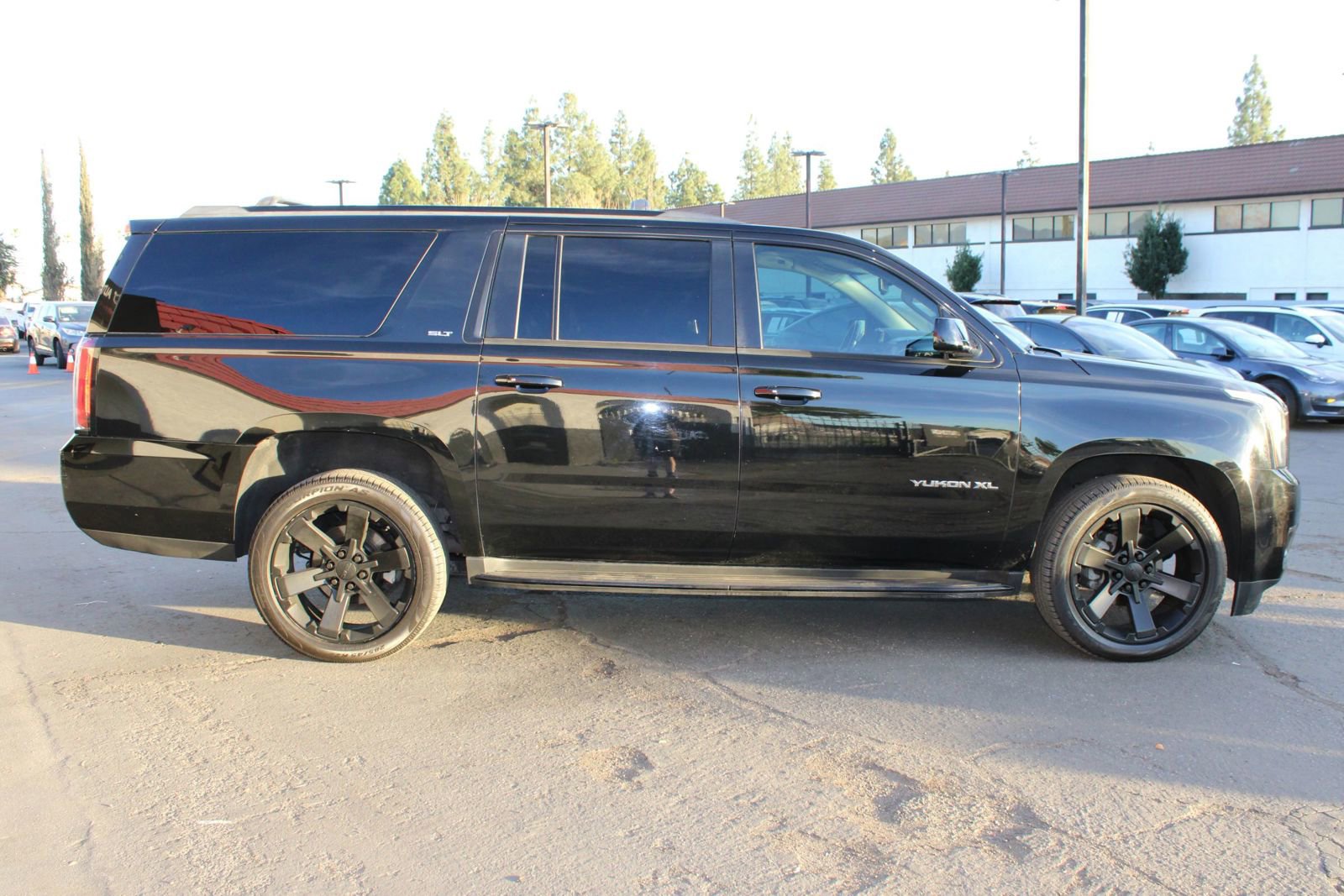 Used 2019 GMC Yukon XL SLT w/ Graphite Performance Edition image 39