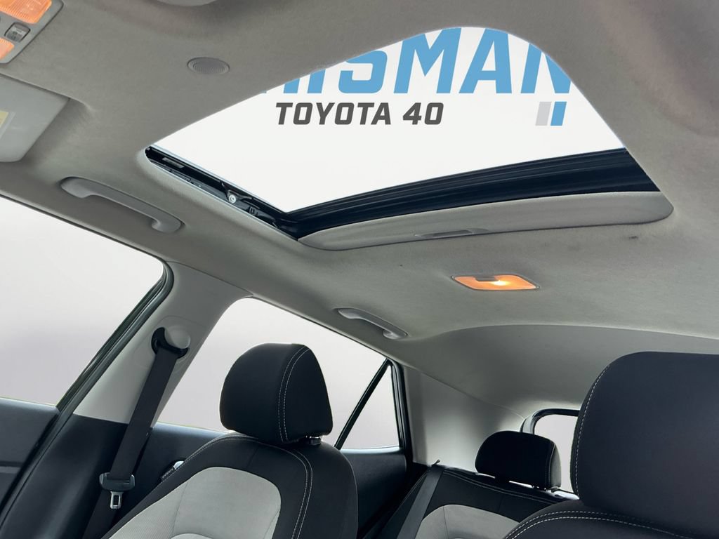 Used 2024 Hyundai Venue SEL FWD image 19