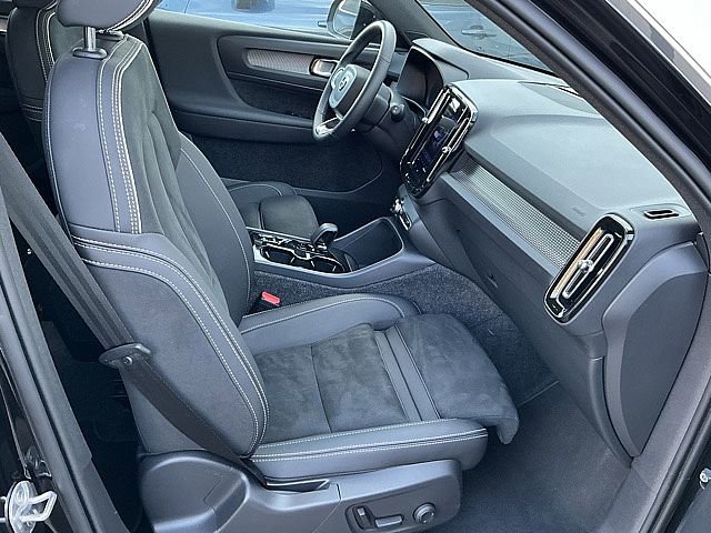 Certified 2025 Volvo XC40 B5 Plus image 21