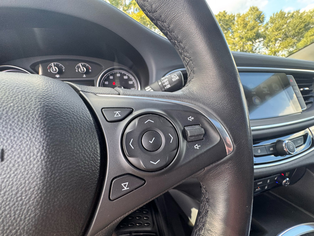 Used 2019 Buick Enclave Essence image 35