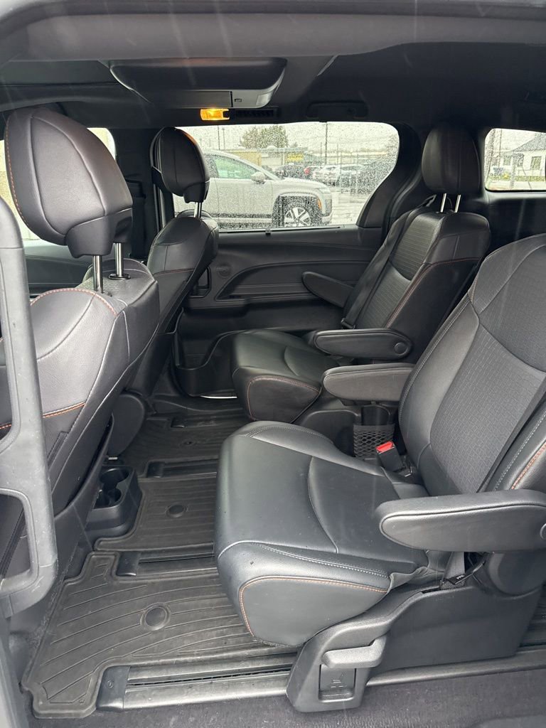 Used 2022 Toyota Sienna XSE w/ XSE Plus Package image 11