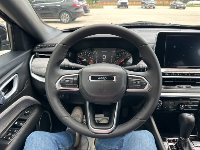 Used 2025 Jeep Compass Latitude AWD/4WD image 12