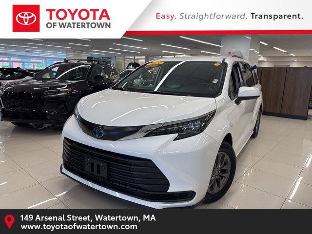 Certified 2024 Toyota Sienna LE AWD/4WD image 1