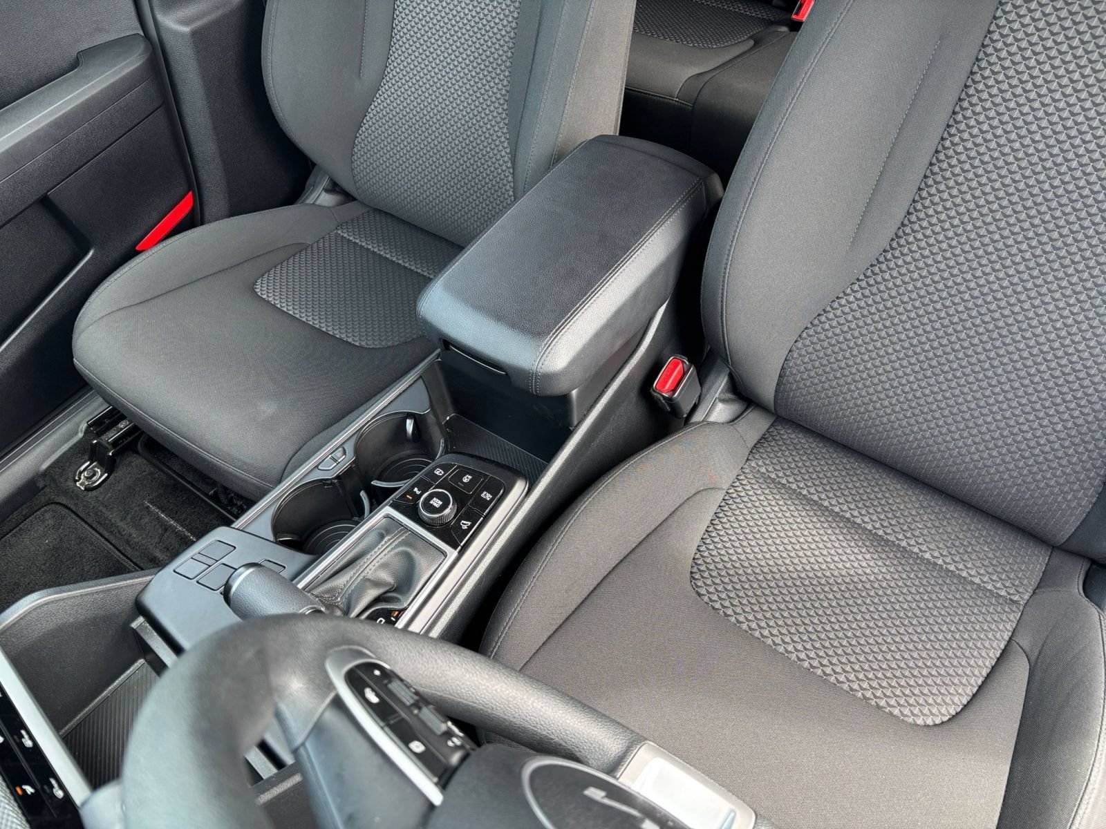 Used 2025 Kia Sportage LX FWD image 35