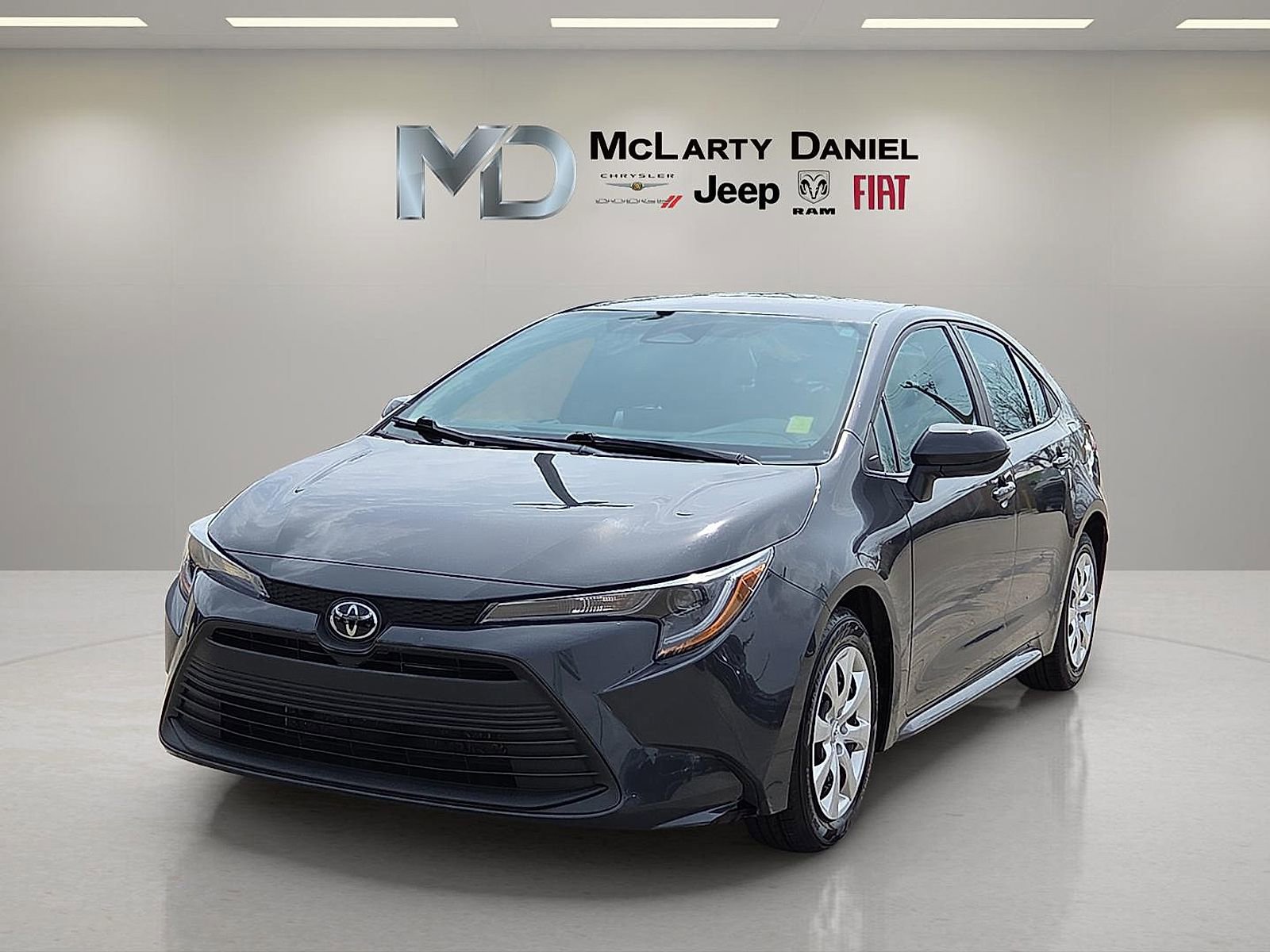 Used 2025 Toyota Corolla LE FWD image 2