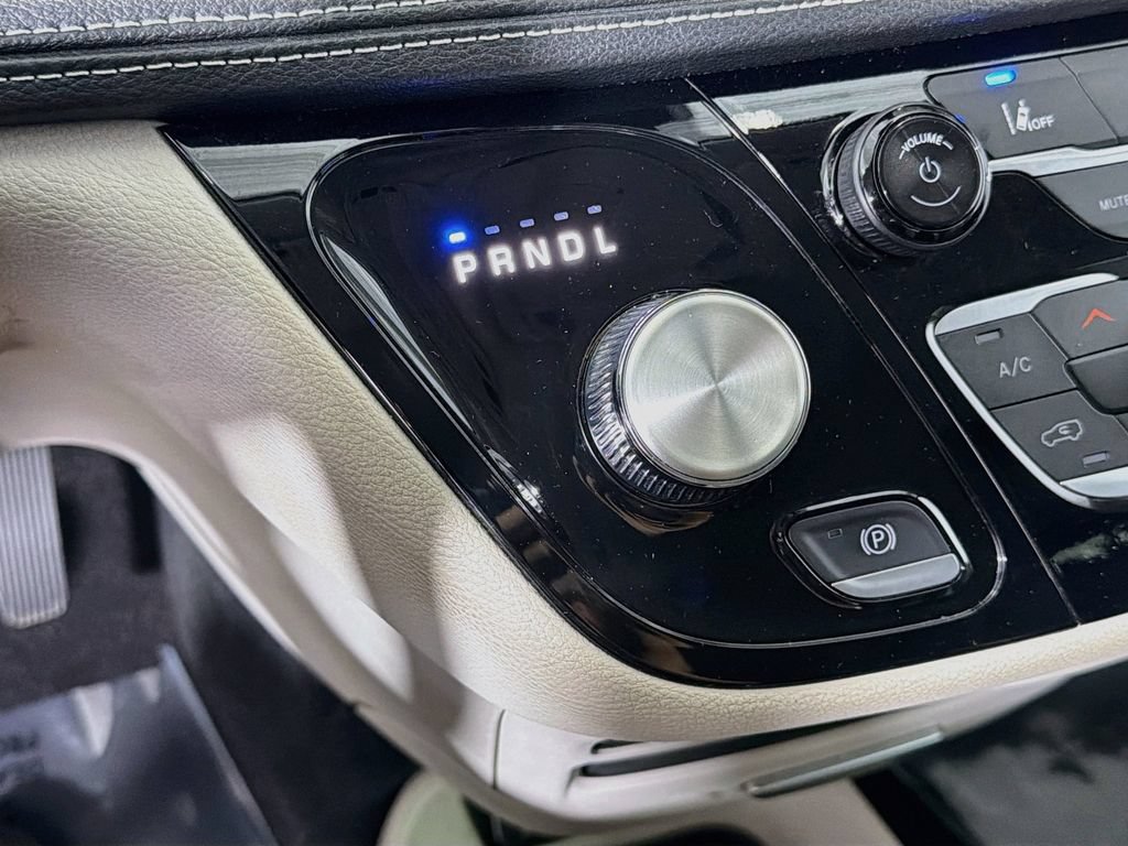 Used 2024 Chrysler Pacifica Limited FWD image 18