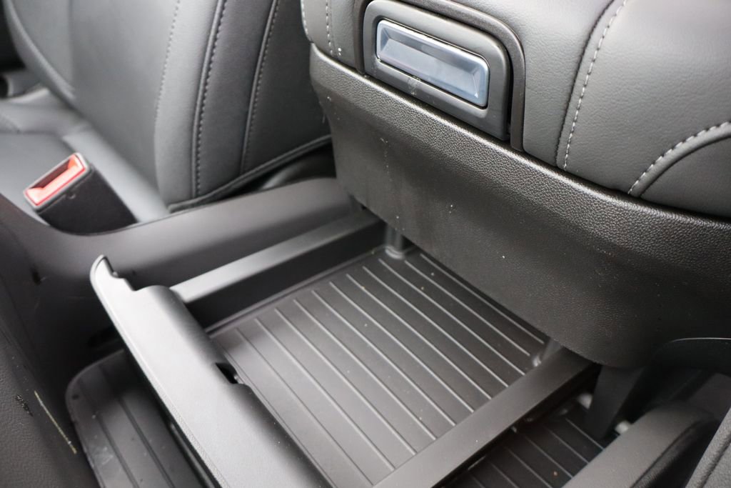 Used 2025 Chevrolet Suburban Z71 w/ Z71 Off-Road Package image 32