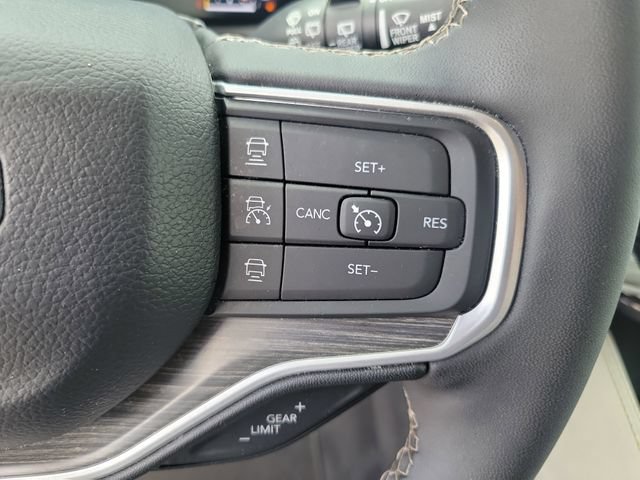 Used 2024 Jeep Wagoneer Series III AWD/4WD image 32