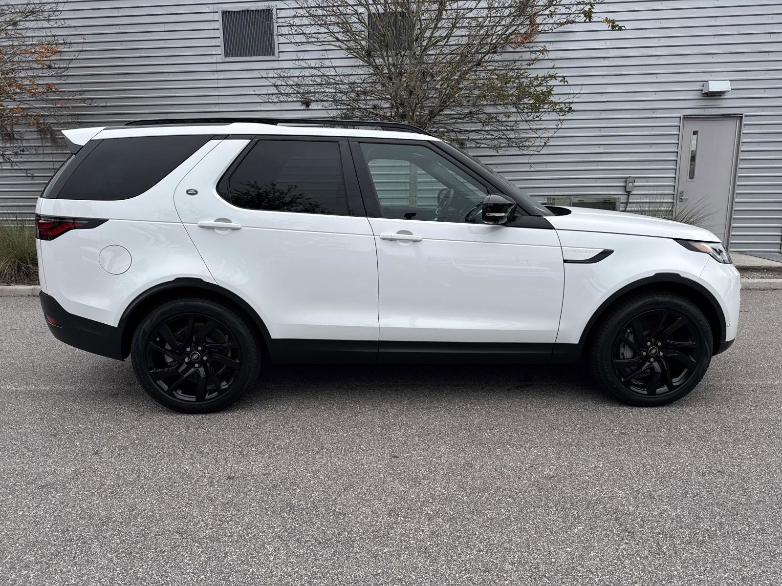 Used 2025 Land Rover Discovery S AWD/4WD image 5