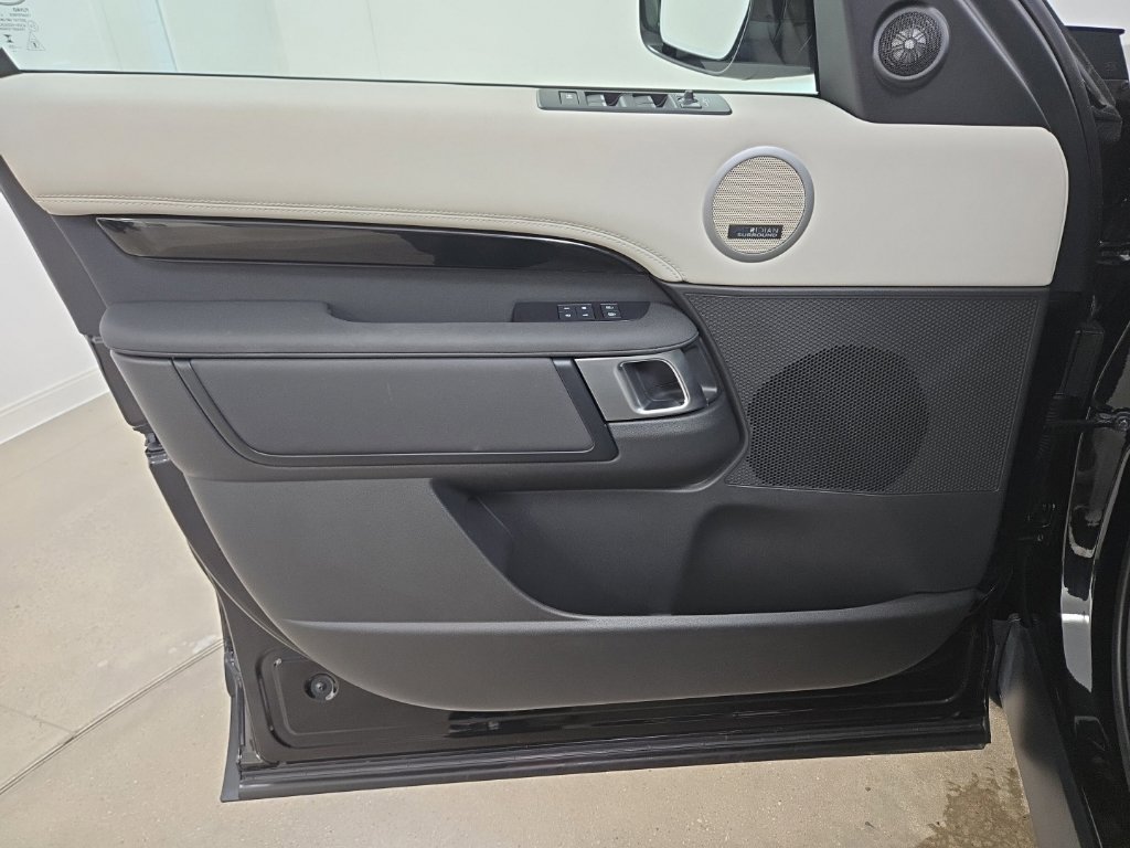 Certified 2025 Land Rover Discovery S AWD/4WD image 20