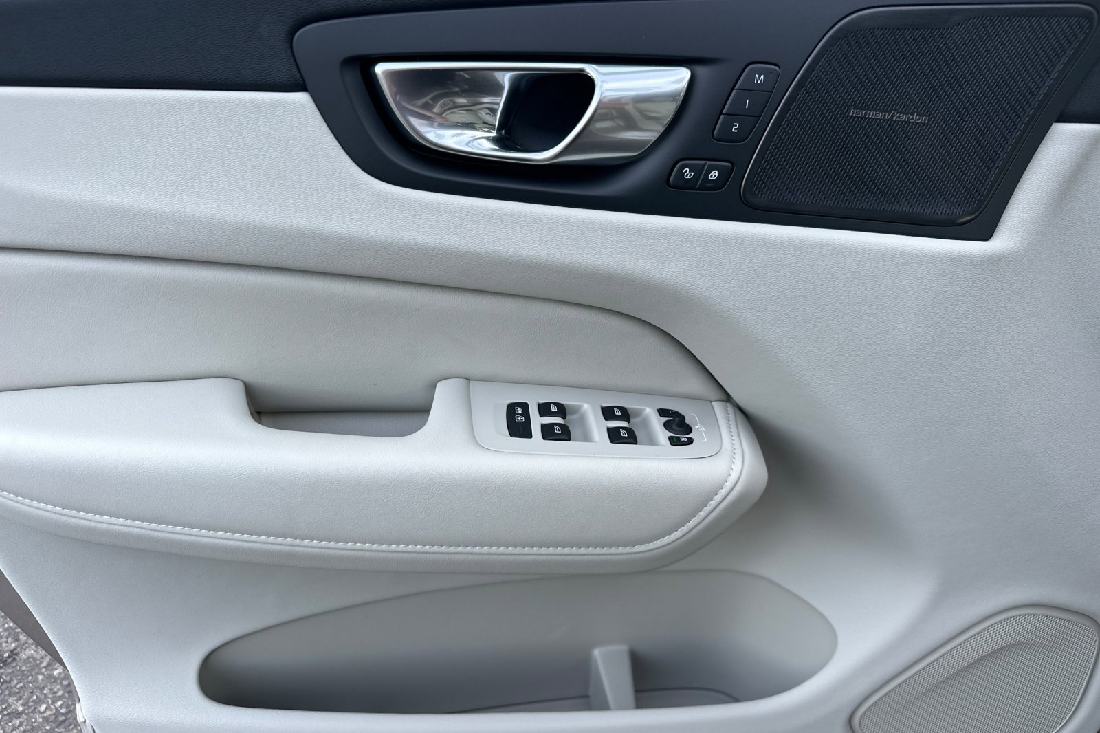 New 2026 Volvo XC60 T8 Ultra w/ Climate Package image 9