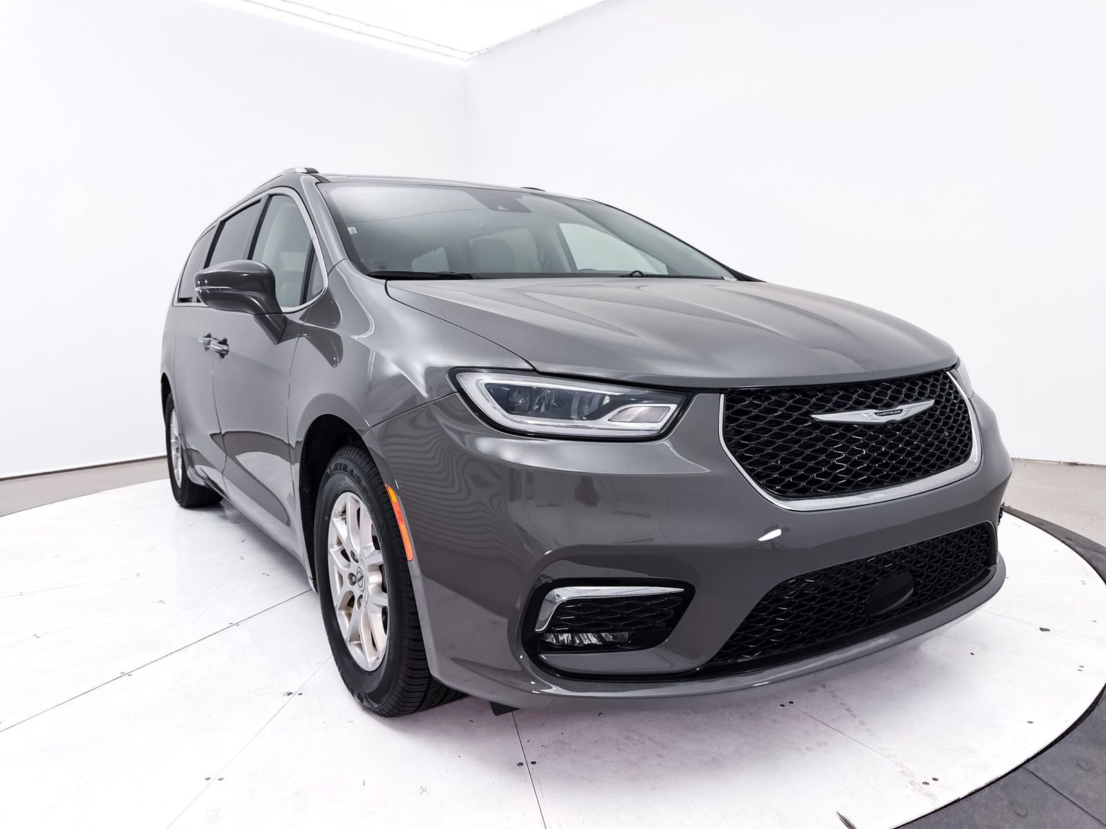Used 2021 Chrysler Pacifica Touring-L FWD image 10